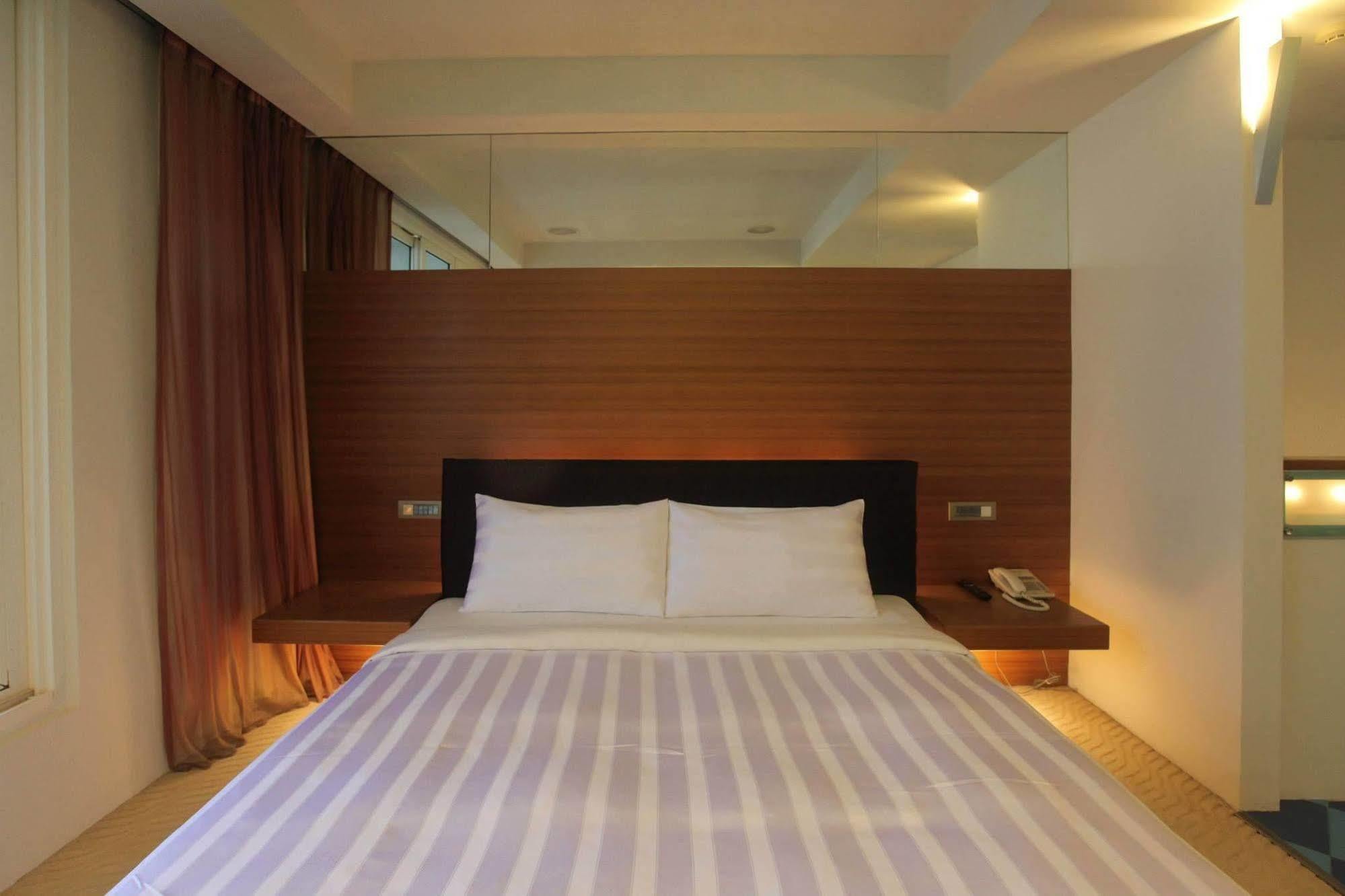 Edinburgh Motel Tainan Eksteriør billede