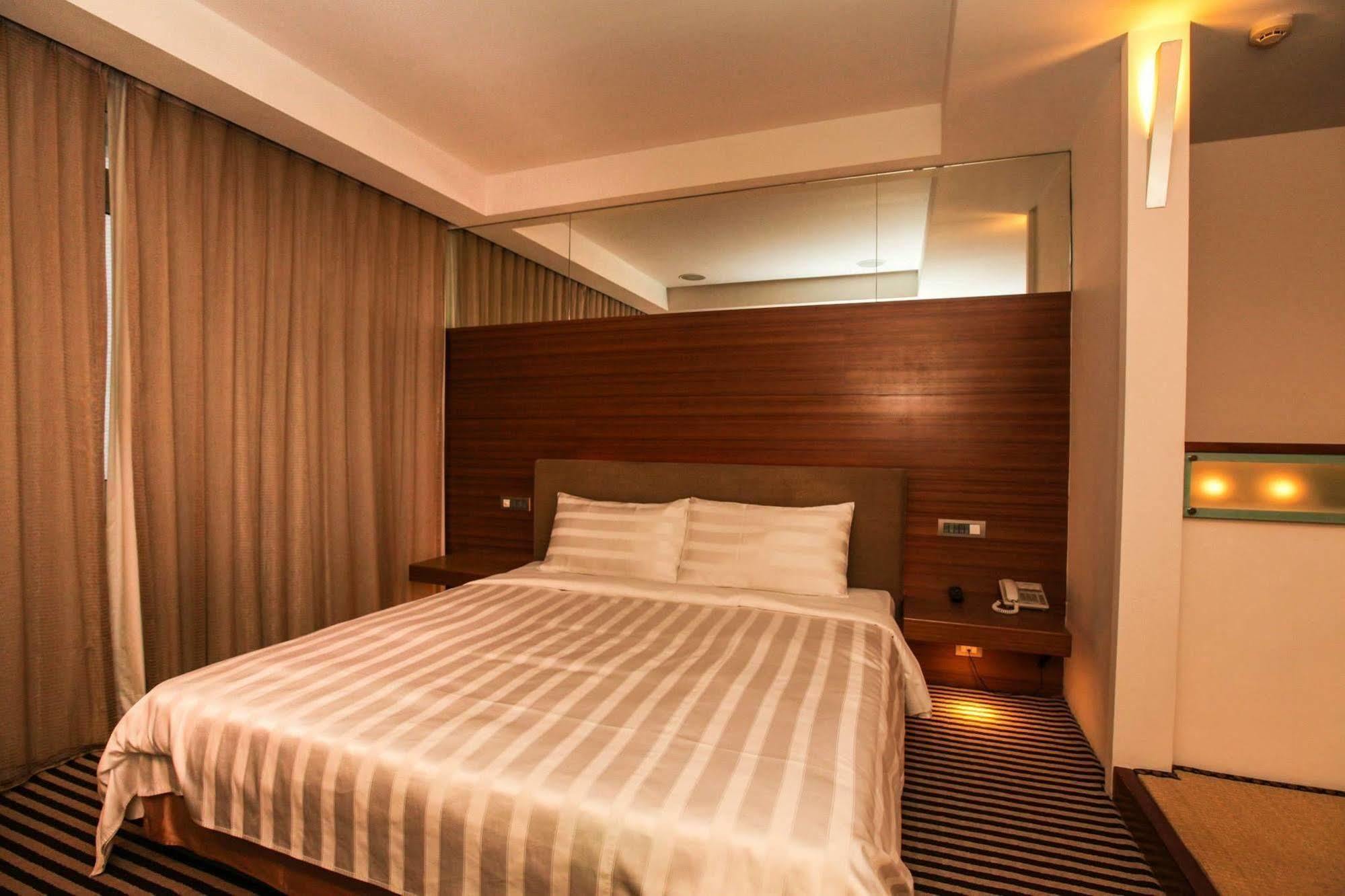 Edinburgh Motel Tainan Eksteriør billede